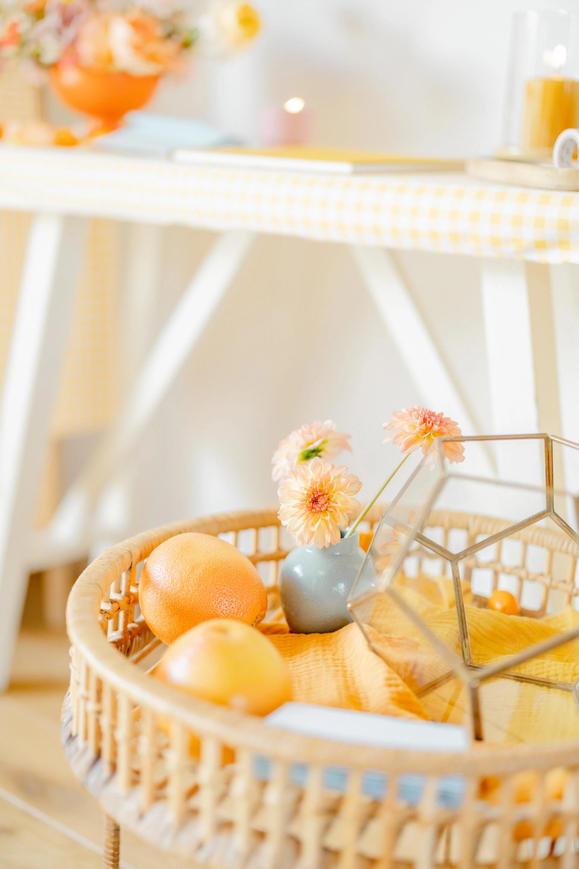 panier vaisselle jaune vase plante d'intérieur